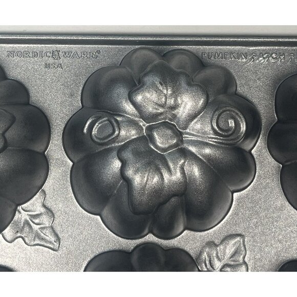 NORDIC WARE USA 12 Cakelet Cupcake Bundt Muffin PUMPKIN PATCH PAN 6 Cup 1.4L EUC - Picture 5 of 6